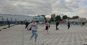 Skierniewice: Otworzono scenę koncertową Święta Kwiatów, Owoców i Warzyw. Młodzież wbiegła na stadion