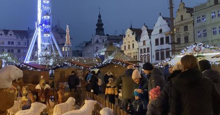 Tłumy turystów na jarmarku świątecznym w Pilznie. "Ludzie chcą się cieszyć atmosferą świąt"