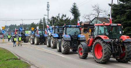 Polacy popierają protesty rolników. Mimo rzucania brukiem i blokowania karetek