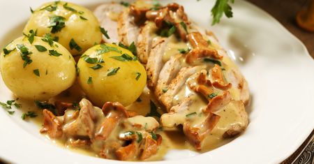 Zamiast smażyć w panierce, zanurz schab w pysznym sosie. Każdy kęs dosłownie rozpływa się w ustach