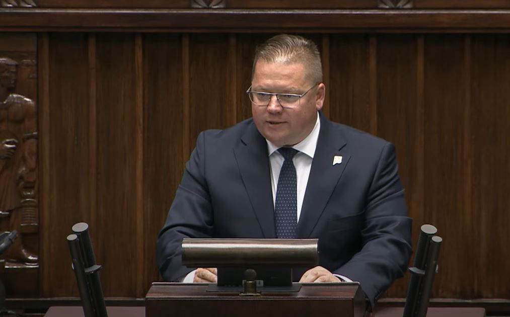 Poseł wywołał burzę wpisem o pociągach. Kim jest Sławomir Ćwik?