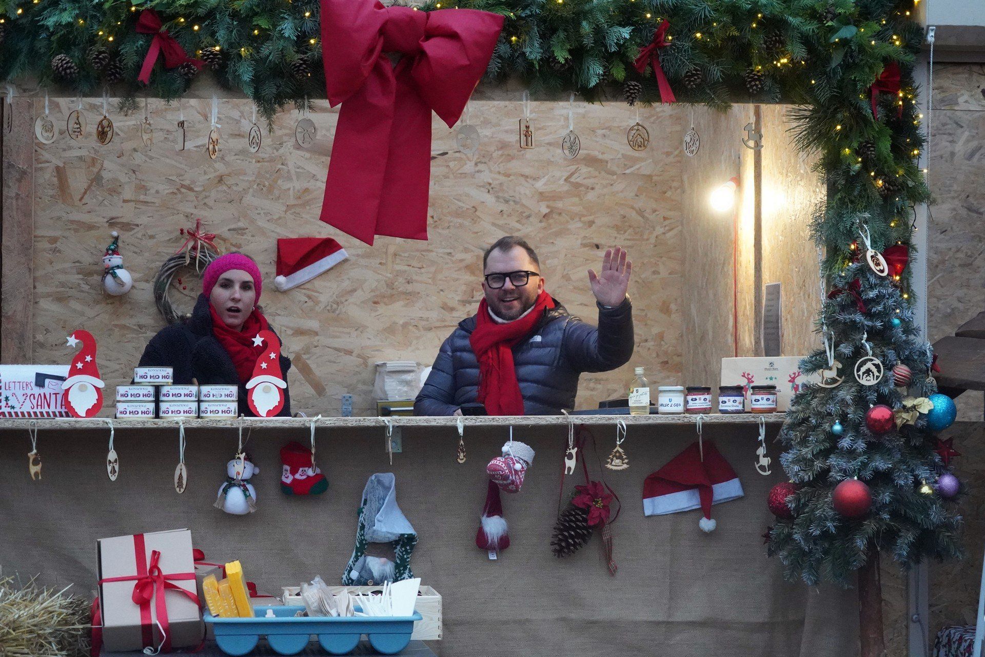 Mieszkańcy Wolbromia świętowali zaświecenie choinki.