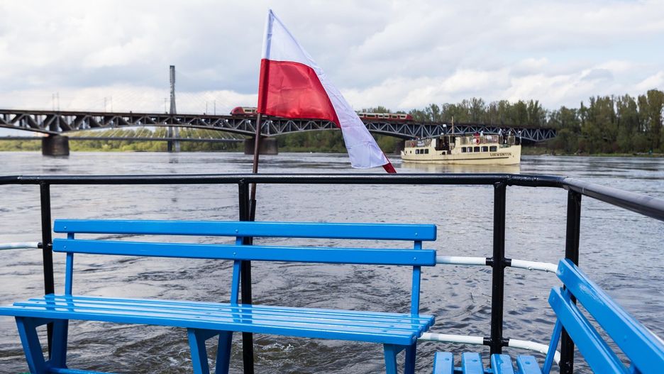 Przeprawy promowe przez Wisłę są popularne wśród warszawiaków i turystów, oferują bezpłatną możliwość transportu i podziwiania panoramy miasta z perspektywy rzeki.