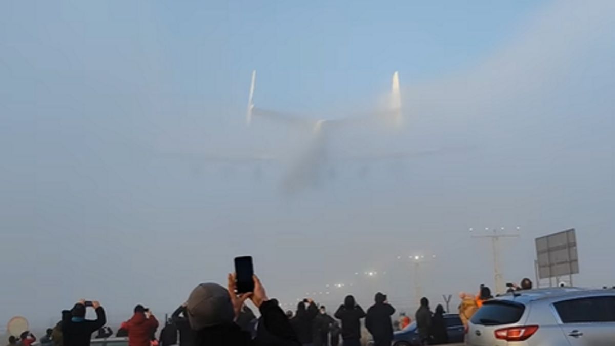 Lądującego Antonowa obserwował tłum