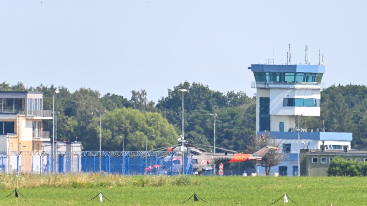 s�u�by
Gdynia, 12.07.2024. S�u�by w miejscu akcji ratunkowej na wojskowym lotnisku Gdynia Kosakowo, 12 bm. Samolot szkolno-treningowy M-346 Bielik z 4. Skrzyd�a Lotnictwa Szkolnego w czasie treningu do pokazu uderzy� w p�yt� lotniska i stan�� w p�omieniach. (sko) PAP/Andrzej Jackowski
Andrzej Jackowski
lotnisko, M-346 Bielik, samolot, wypadek