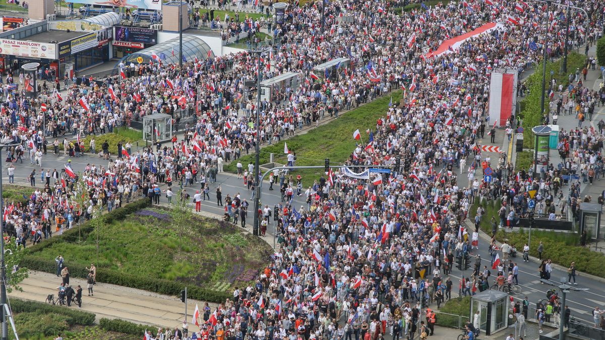 Warszawa, 25.05.2025. Wybory prezydenta RP - kampania przed II turą. "Wielki Marsz Patriotów" w Warszawie, 25 bm. zwolenników kandydata KO w II turze wyborów na fotel prezydenta RP Rafała Trzaskowskiego. Jego trasa wiedzie z placu Bankowego na plac Konstytucji. (amb) PAP/Rafał Guz