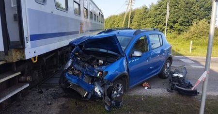 Wjechali pod pociąg. 18-letni kierowca miał prawo jazdy od 4 tygodni