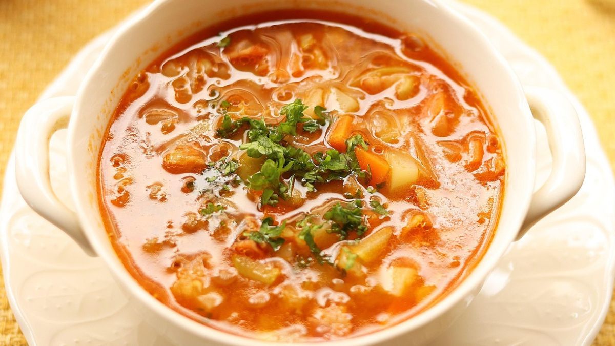 Pożywna zupa pomidorowa ze strączkowym dodatkiem