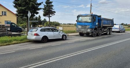 Groźny wypadek na krajowej "60". Kierująca i pasażerka trafiły do szpitala