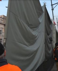Zasłonięto przed Marszem balkony z flagami LGBT. Przed rokiem płonęło tu mieszkanie