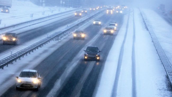 Francja: 15 tysięcy samochodów utknęło w śniegu w Alpach