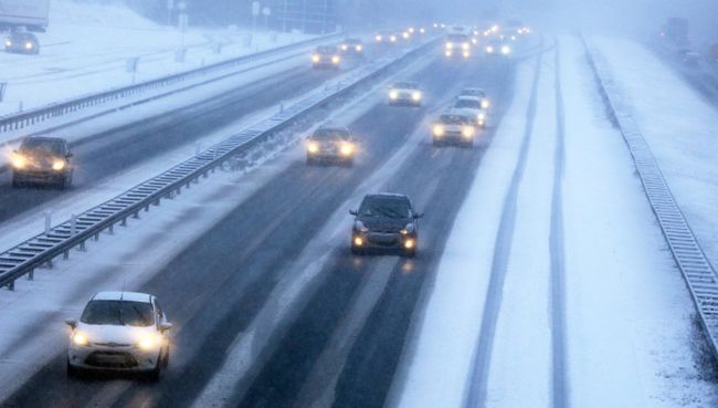 Francja: 15 tysięcy samochodów utknęło w śniegu w Alpach