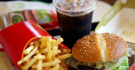 Można schudnąć jedząc tylko w McDonald's? Komentarz dietetyczki