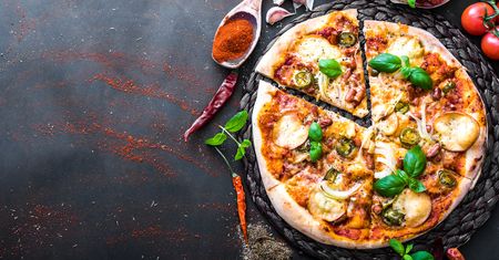 Upieczona mrożona pizza z serem na tradycyjnym cieście