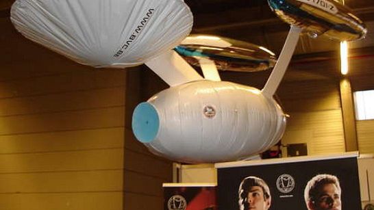 Zrób to sam - sterowiec wyglądający jak Enterprise [wideo] 1