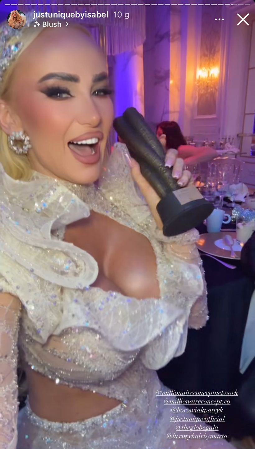 Izabela Macudzińska odbiera nagrodę