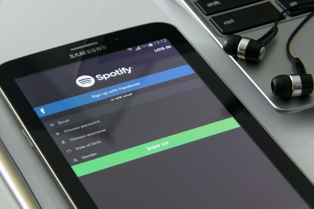 Spotify w końcu na siebie zarabia, inwestuje w podcasty