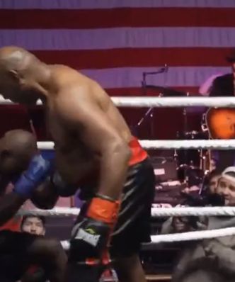 Nie tylko Tyson. 59-letni były mistrz też wrócił na ring. Nokaut!