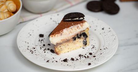 Genialny tort z mascarpone i oreo. Nie zostanie po nim ani jeden okruszek