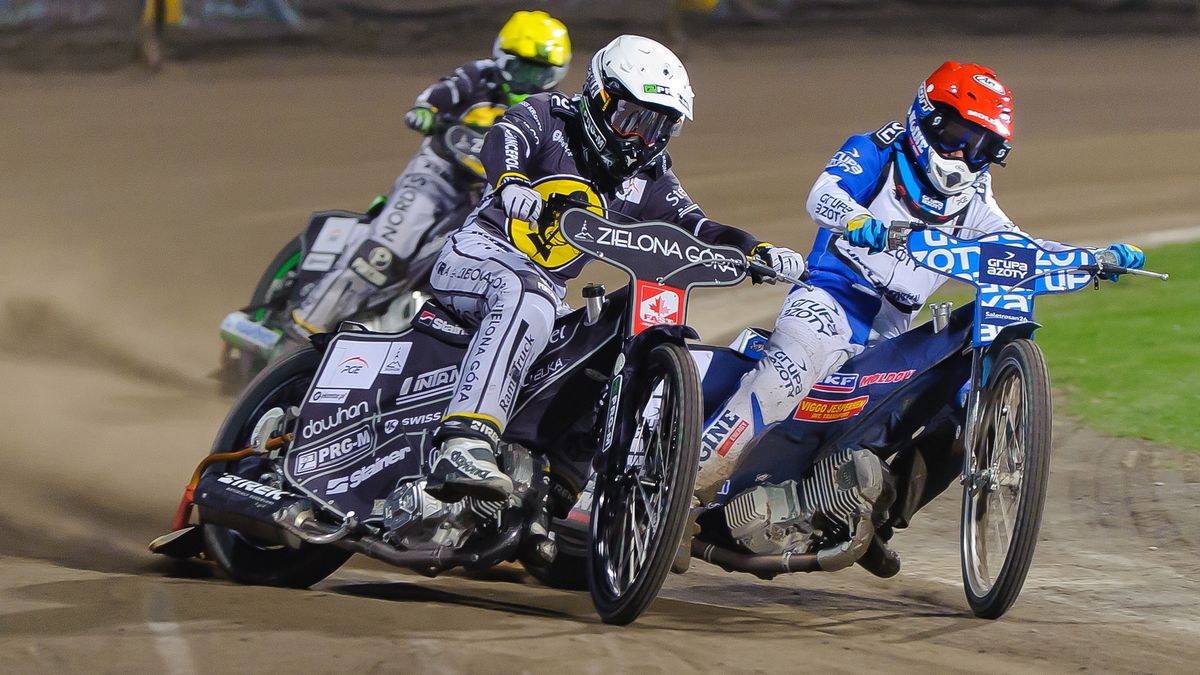 WP SportoweFakty / Tomasz Madejski / Nicki Pedersen (czerwony kask) na prowadzeniu. Obok Grzegorz Zengota.