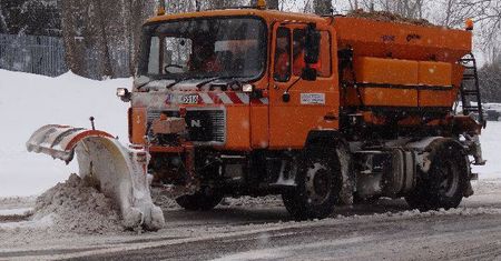 Wypadek podczas naprawy pługopiaskarki. Mechanizm wciągnął mężczyźnie rękę
