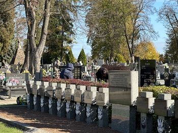 Wieluń: Ostatni weekend przed Dniem Wszystkich Świętych na cmentarzu. Mieszkańcy porządkują groby bliskich