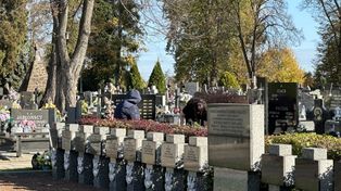 Wieluń: Ostatni weekend przed Dniem Wszystkich Świętych na cmentarzu. Mieszkańcy porządkują groby bliskich