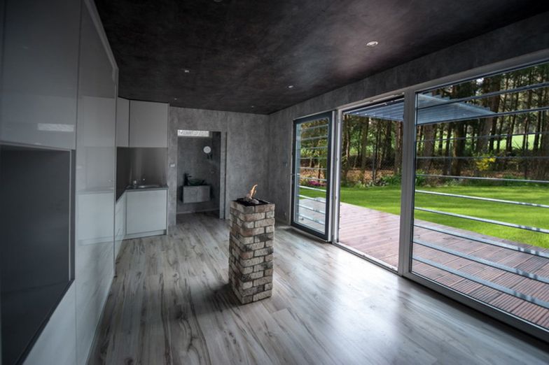 Dom z paczki - na 25 metrach kwadratowych mieszczą się salon, kuchnia i łazienka.