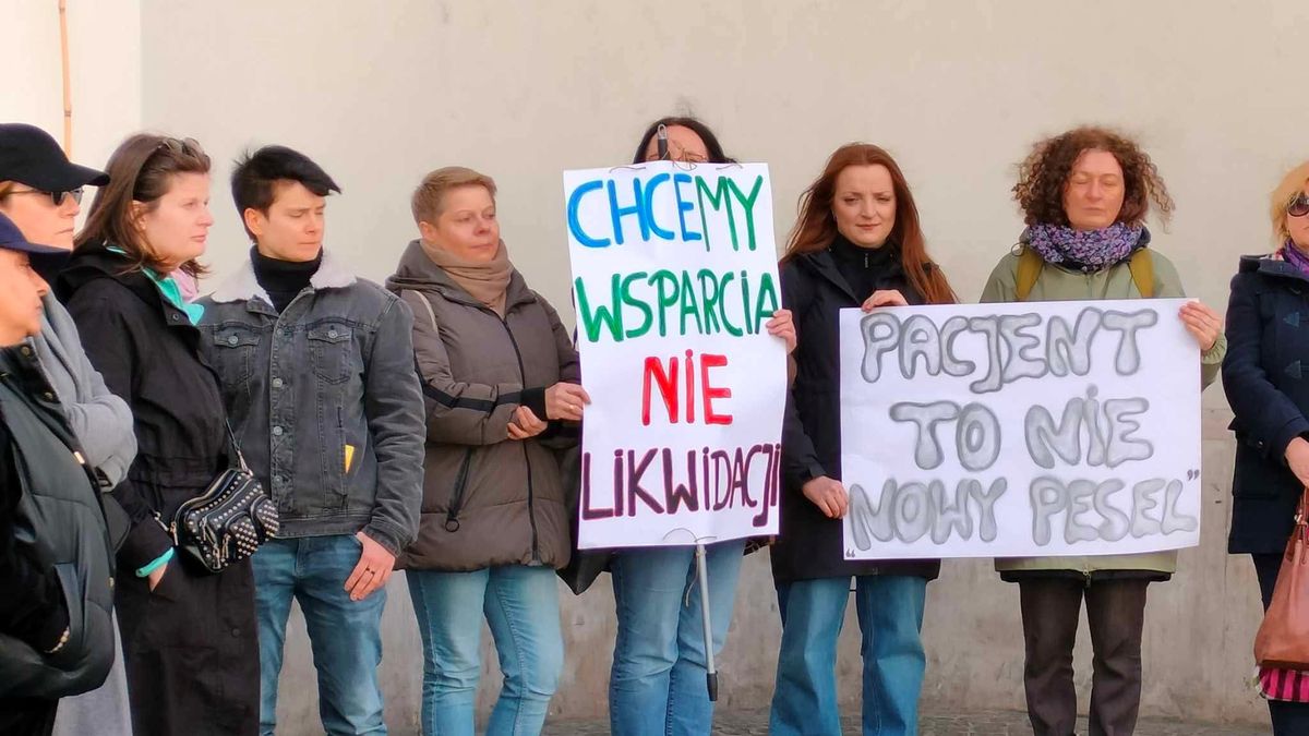 Protest w obronie przychodni na Grottgera. 