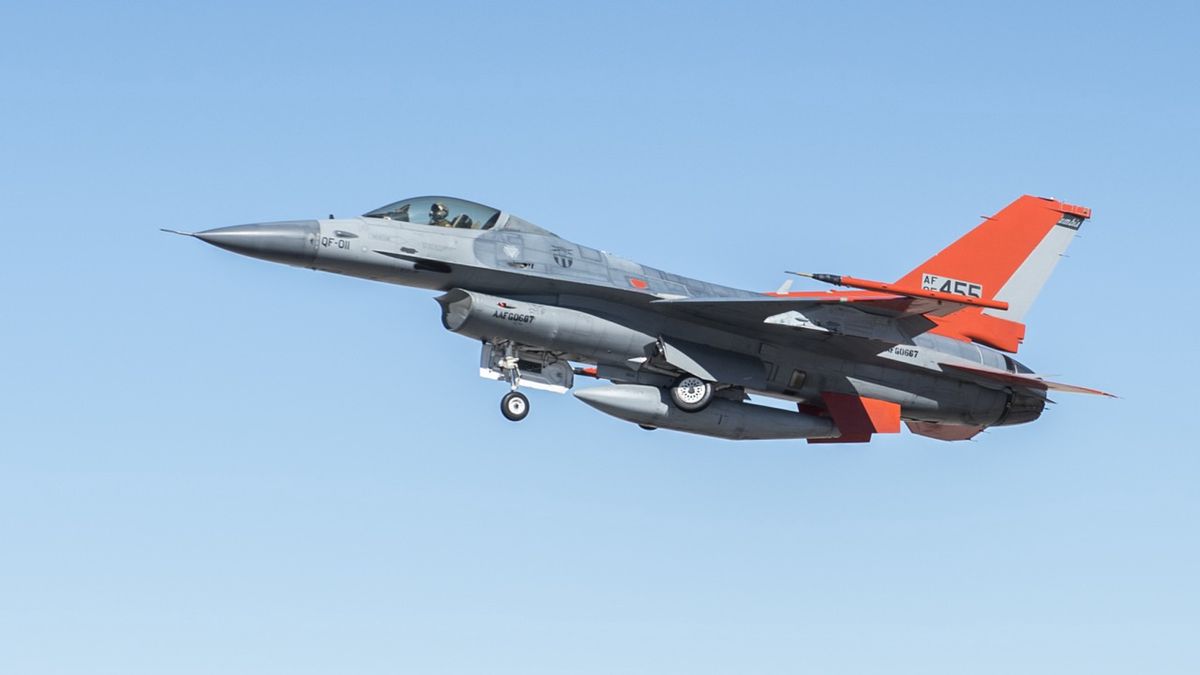 Testowy lot QF-16.