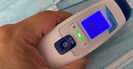 Skutki pandemii: Rodzice mocno się wystraszyli. Chcą stałego pomiaru temperatury ciała nauczycieli