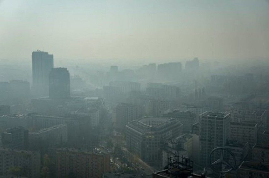 Zanieczyszczenie powietrza w Warszawie znacznie przekroczyło normy. "To nie mgła"