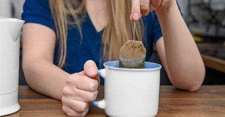 Naukowcy biją na alarm. Możesz nieświadomie pić plastik
