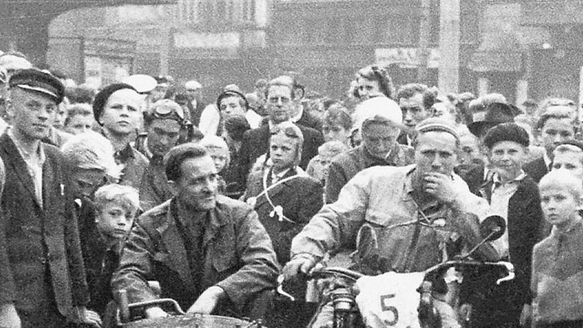 Jan Paluch na motocyklu z wózkiem - fot Fundacja im Jana Palucha