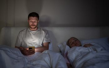 Nowy łóżkowy trend. Coraz więcej par "śpi po skandynawsku"