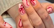 Ten manicure robi furorę. Na święta 2025 wybierz "christmas bow nails"