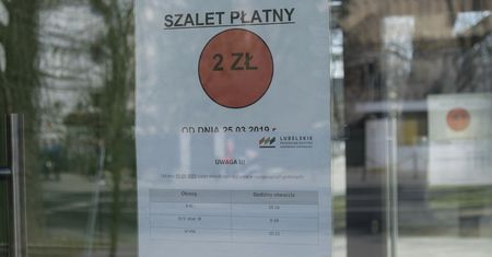 Cięcia kosztów w miejskich szaletach. Rano lub wieczorem trzeba iść pod drzewo