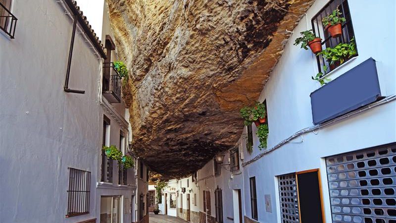 Setenil de las Bodegas to jedna z najbardziej niesamowitych miej