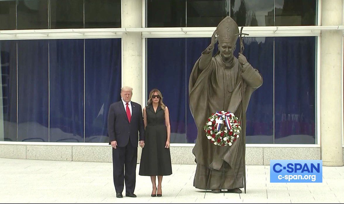 USA. Fala protestów za Oceanem. Donald Trump odwiedził sanktuarium św. Jana Pawła II