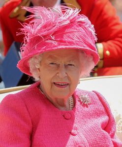 Makijaż królowej Elżbiety II.  Podkreślone usta i niewytuszowane rzęsy to jej znaki rozpoznawcze