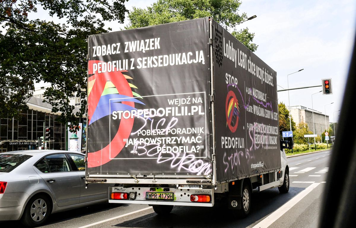 Ciężarówka Fundacji "Pro-prawo do życia" na ulicach Krakowa. Ochraniały ją dwa radiowozy