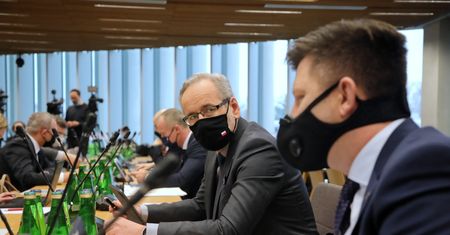 Szczepionka na COVID. Szef KPRM: nie chcieliśmy rozbudzać zainteresowania szczepionkami