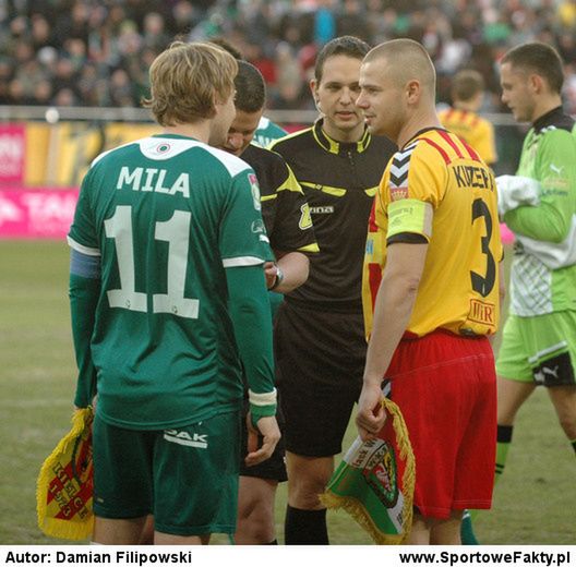 Kamil Kuzera (z prawej) w bieżącym sezonie należy do rekordzistów wśród piłkarzy karanych żółtymi kartkami