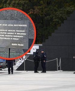 Zostawili tablicę przy schodach smoleńskich. "Koszt to tysiąc złotych"
