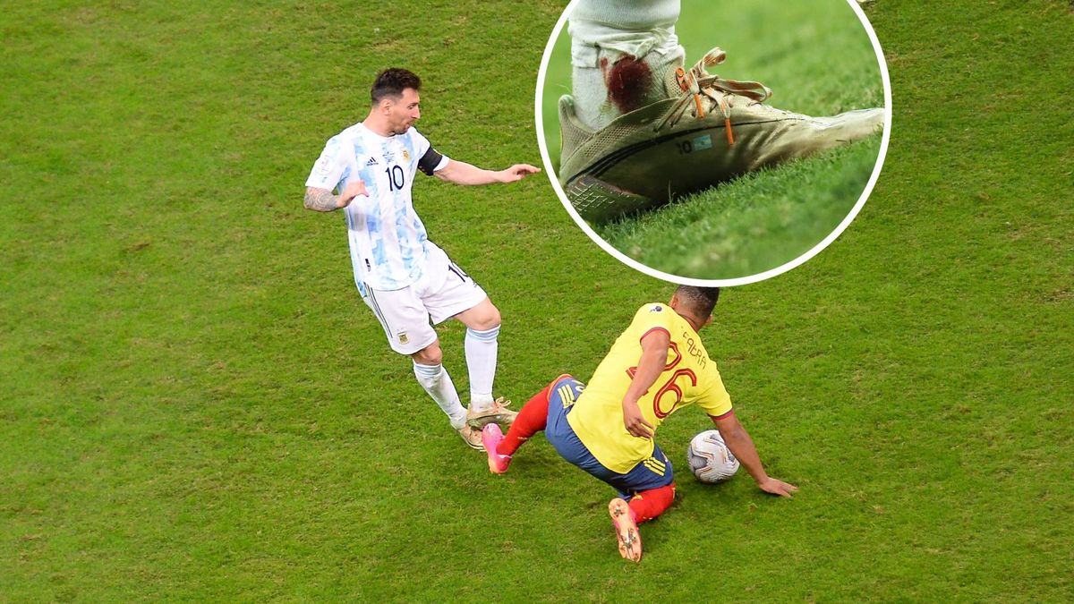 Lionel Messi (Argentyna) ostro zaatakowany przez Franka Fabrę (Kolumbia) w półfinale Copa America