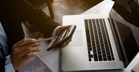 Co musisz wiedzieć zanim podpiszesz umowę? Co druga firma o tym nie pamięta