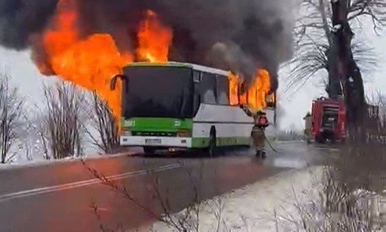 Pożar autobusu na Pomorzu – pasażerowie ewakuowani w ostatniej chwili