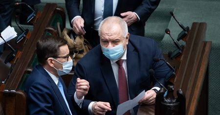 NIK rozlicza rządy PiS. Morawiecki i Sasin odpowiedzą za maseczki?