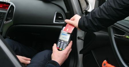 Nowy sposób płacenia mandatu nie na zawsze. Podano datę