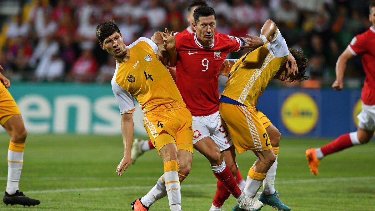 Kiszyniów, Mołdawia, 20.06.2023. Polak Robert Lewandowski (C) i Victor Mudrac (L) z Mołdawii podczas meczu elimiacyjnego mistrzostw Europy w Kiszyniowie, 20 bm. (js) PAP/Piotr Nowak